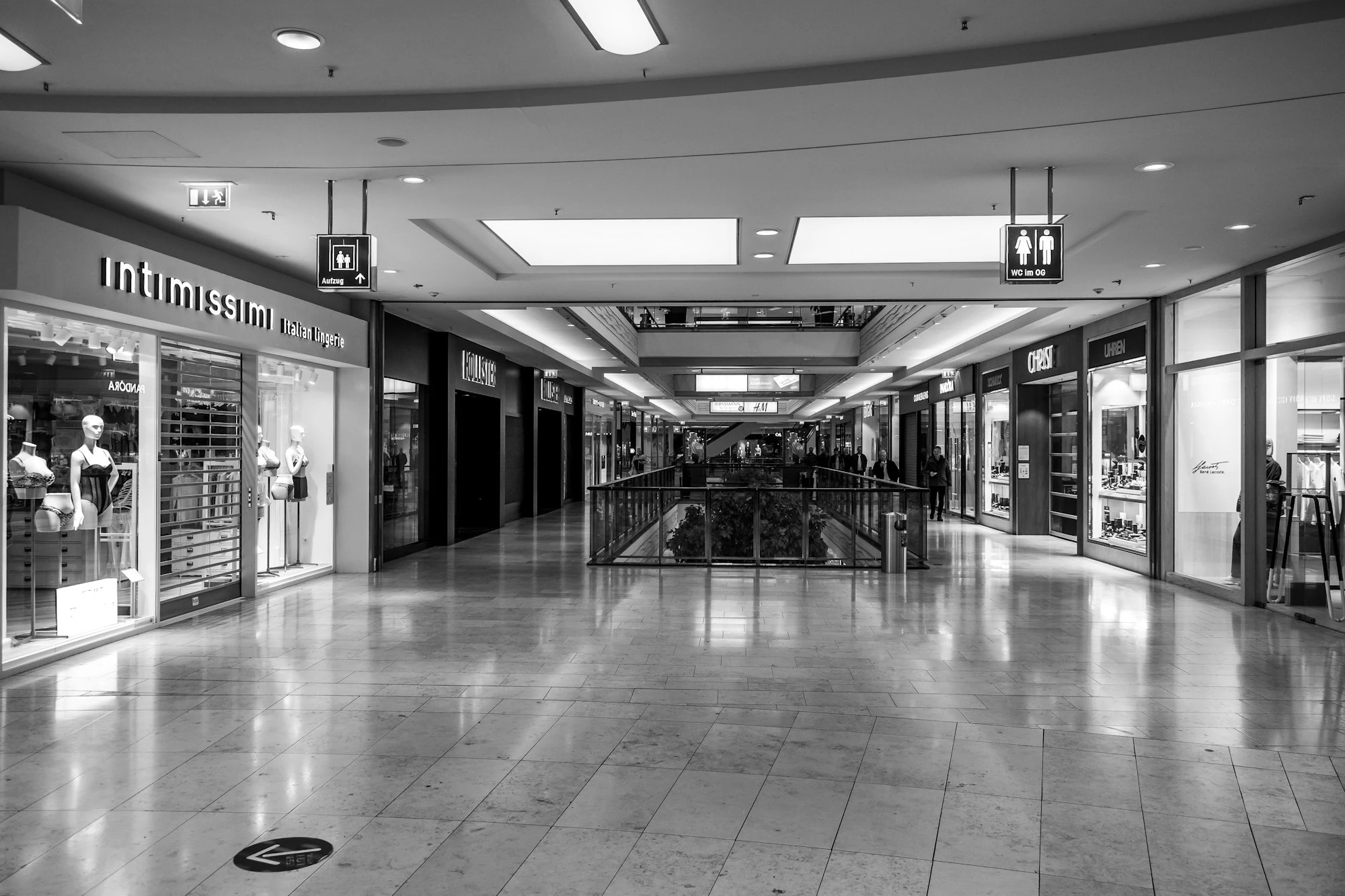 Retail storefronts in a Polk County shopping center