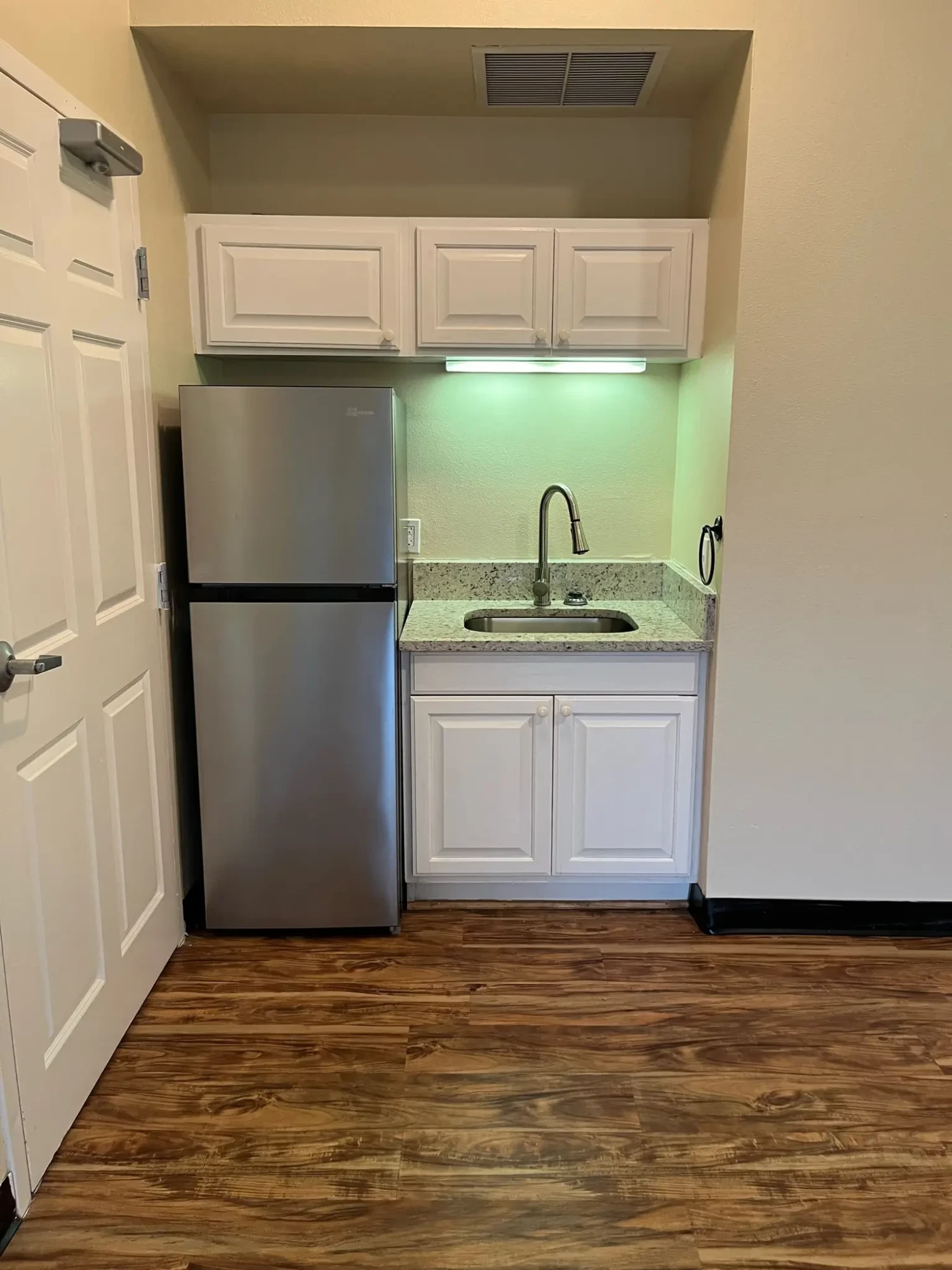 item Our Community 12-ModelRoom_Kitchen