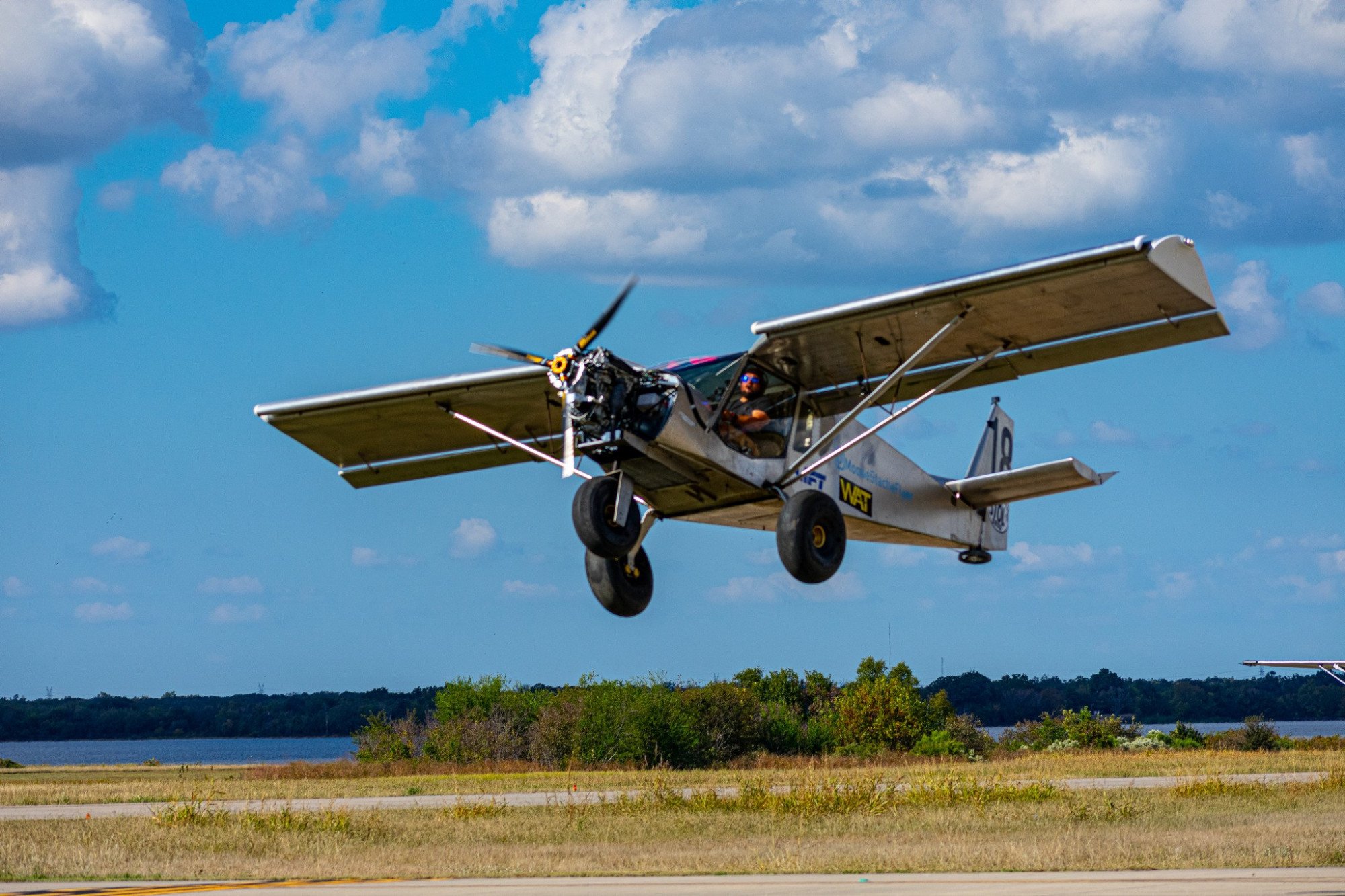 Justin "MoosestacheFlyer" Tisdale coming in on final in his #18 Zenith 750-STOL